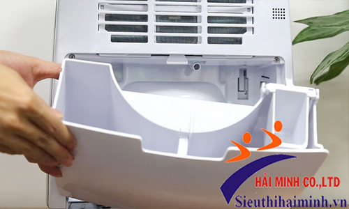 Thường xuyên vệ sinh bộ phận chứa nước thải của máy hút ẩm